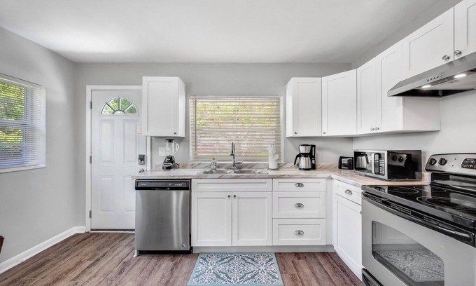 Riverside Heights House | Updated | Pet Friendly | Large Backyard | Riverside Heights Bungalow