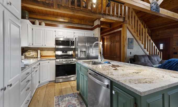 Rogers Cabin | Upgraded Cabin + Guest house on the lake! *hot tub*