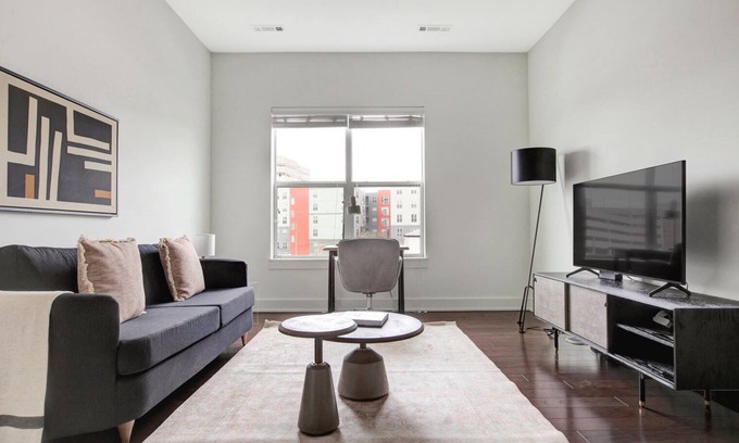 Cambridge Apartment | Upscale 1B w/W/D. Lots of amentities; Gym, Theatre, Pool. by Blueground