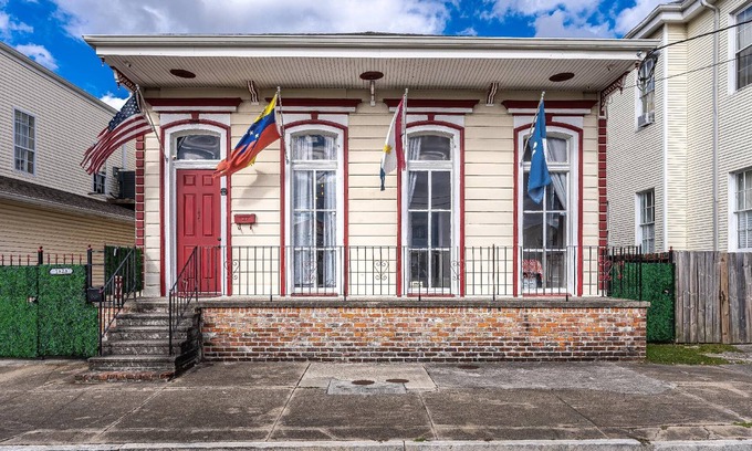 Faubourg Lafayette House | Uptown Oasis: Pet-Friendly 5BR, 3BA, Near St Charles Streetcar, French Quarter