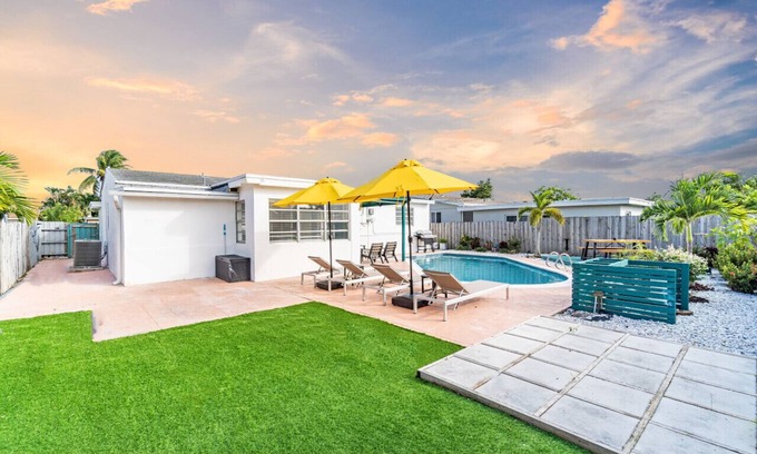 Boulevard Heights House | Urban Chic Private Pool Home