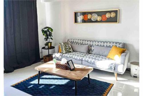 Barangka Ilaya Apartment | Urban Haven: Chic 2BR Retreat in Vibrant Manila