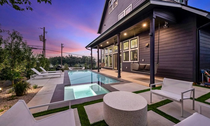 Central East Austin House | UT Football Fave - Lounge + Bar, Projector, Pool