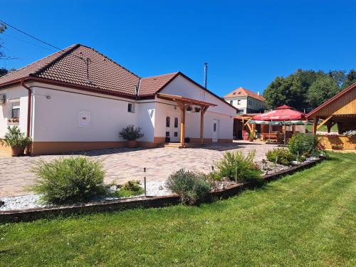 Csesznek House | Vár-Völgye Vendégház