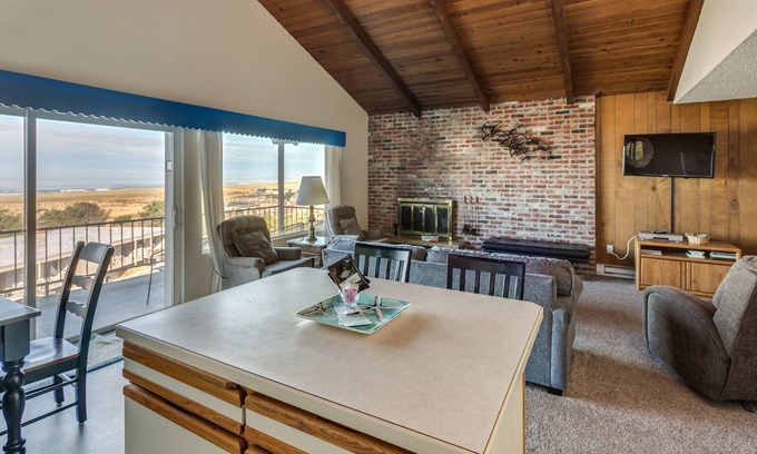 Gearhart Condo | V492 2 bedroom 3rd Floor, elevator, No cleaning fees