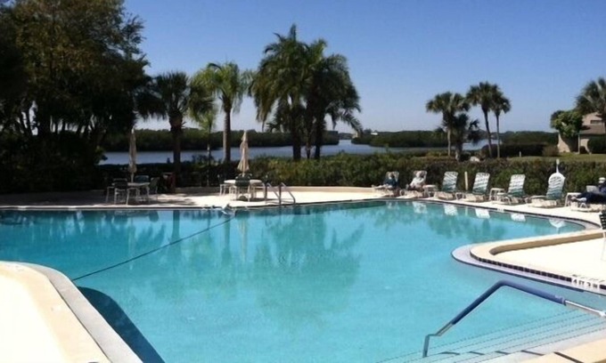 Vamo Condo | Vacation Condo in gated community on Sarasota Bay