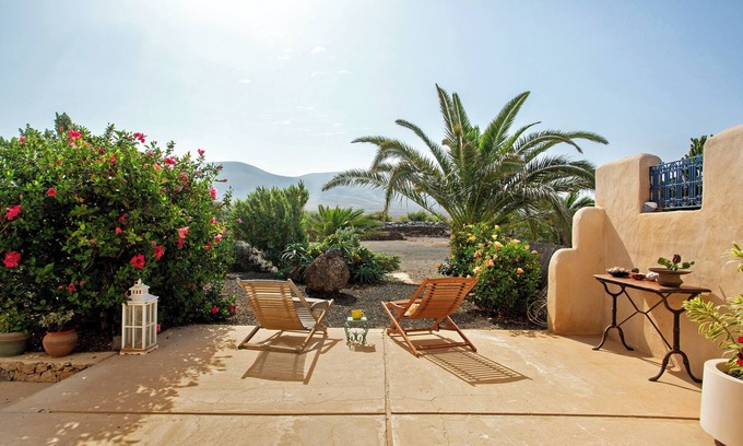 La Oliva House | Vacation Home 'La Agüita' with Sea View, Private Terrace and Wi-Fi