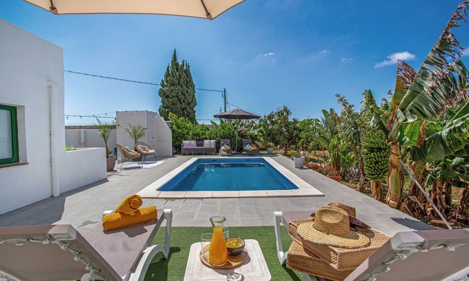 Arafo House | Vacation Home 'Piscina Climatizada' with Sea View, Private Pool and Wi-Fi