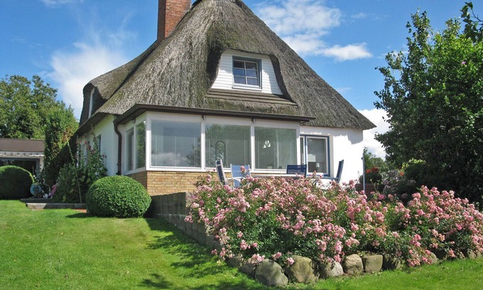 Ellenberg House | Vacation home Reth's Reetdachhaus