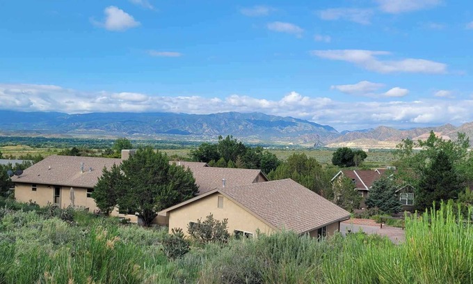 Canon City House | Vacation Home With Breathtaking Views, Ample Parking and Pool Table