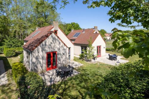 Ewijk House | Vacation house with sunny garden near lake