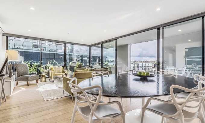Abbotsford Condo | VAQUAY Embassy In Abbotsford | 3BR Riverside Sub-Penthouse With Huge Balcony