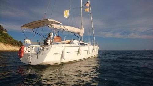 Vallpineda Boat Rental | Velero Viko S30