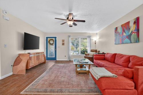 South Venice Apartment | Venice Getaway, Minutes to Beaches & Downtown
