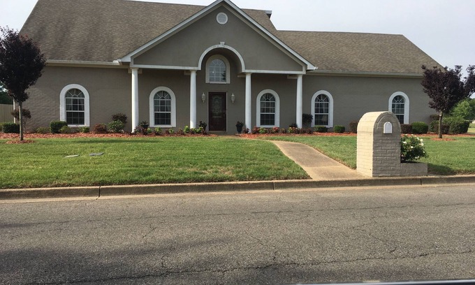 Cleveland House | Very Spacious Home Sleeps up to 16 with in-ground swimming pool