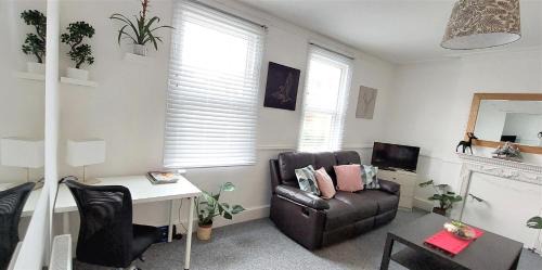 Fairfield Apartment | Very spacious two bedroom converted apartment in East Croydon