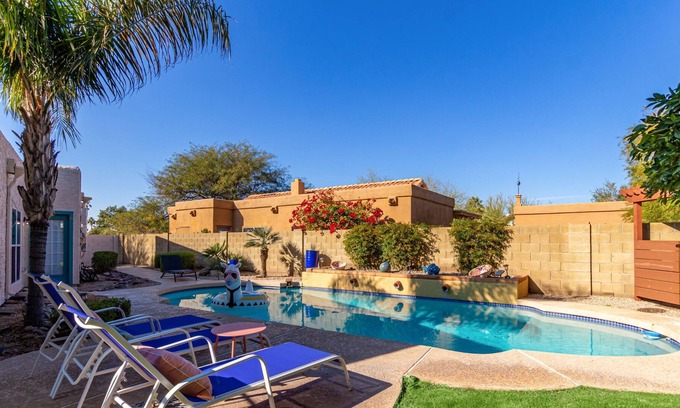 Santiago House | Vibrant & Cozy Hacienda Retreat|Pool|Sleeps 10
