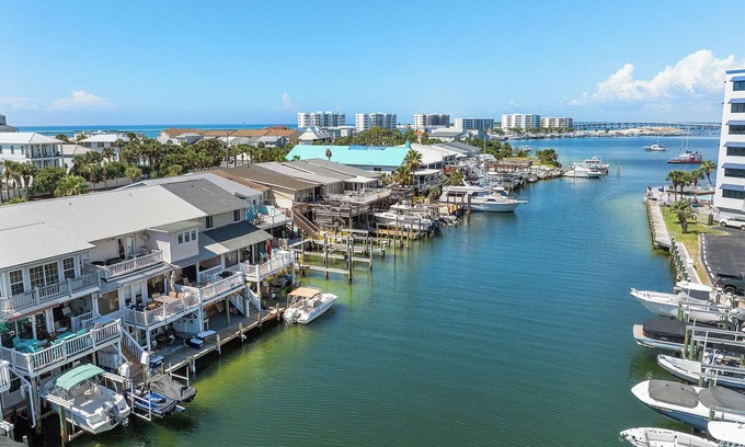 Holiday Isle House | "Vic's Fish Camp" 2 Private Beaches, Dock Space, 2 Balconies, Canal Front