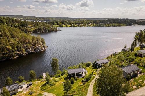 Enebakk House | Victoria lakefront cabin in Lyseren Strandpark