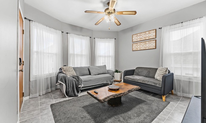 New Bedford Apartment | Vida Comfy Inn Modern 3BR- 8 mins to downtown