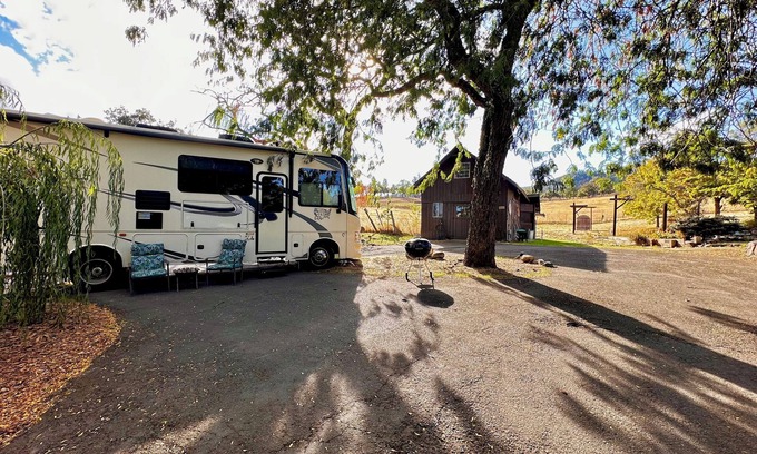 Medford House | VIEWS -Wineries-Gated -Garden-Fruit Trees-Rogue X