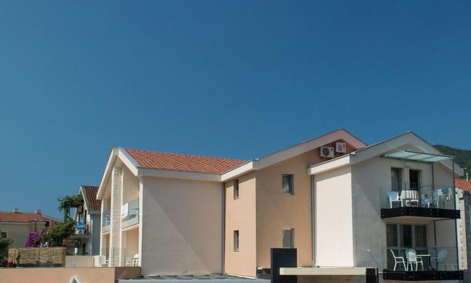 Maini House | Vila Centar