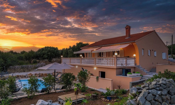 Jakisnica Villa | Villa Akulica with heated outdoor pool and seaview