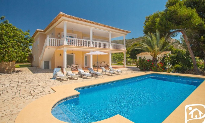 Arnella Villa | Villa AMBAR by Abahana Villas