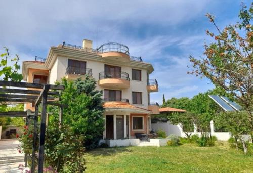 Saints Constantine and Helena House | Villa B&B