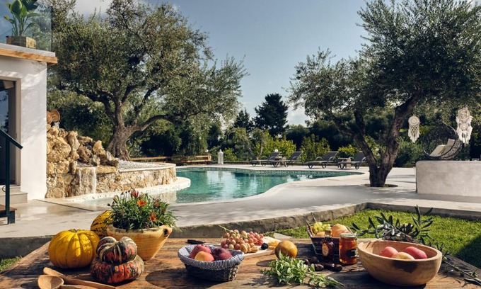 Kypseli Villa | Villa Castelletto heated pool jacuzzi