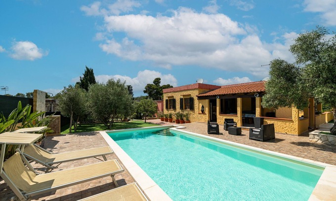 Quartu Sant'Elena Villa | Villa 'Chiara' with Mountain View, Wi-Fi and Air Conditioning