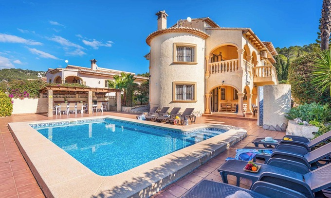 La Empedrola Villa | Villa Comodo - Six Bedroom Villa, Sleeps 14