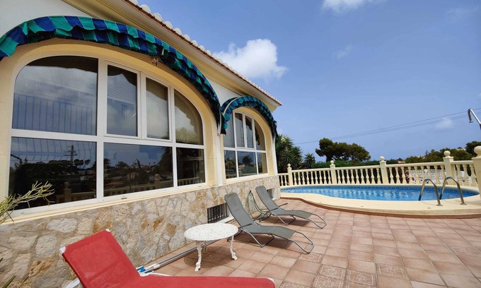 Denia Ski Chalet | Villa con 4 Dormitorios Para 8 Personas