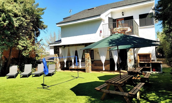 Navahermosa Villa | Villa 'Del Monte Casa Rural' with Mountain View, Wi-Fi and Air Conditioning