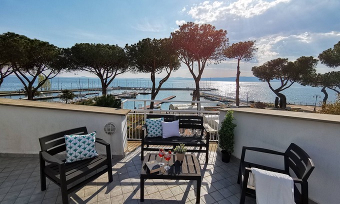 Bolsena Villa | Villa directly by the sea -Villa Clara for 12 persons