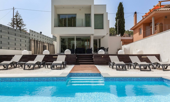 Canyelles Villa | Villa 'Familiar con Piscina a 5min de Sitges' with Mountain View, Wi-Fi and Air Conditioning