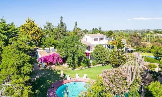 Alcantarilha Villa | Villa Flores - Close to the Amendoeira Golf Resort!