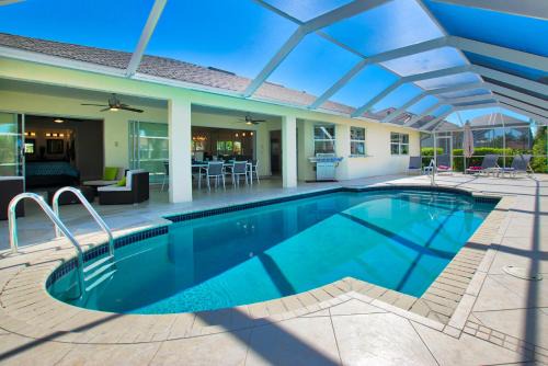 Pelican Villa | VILLA FOUR PALMS - 3 BEDS - 2 BATHS - 6 GUESTS - GULF ACCESS & POOL - INCL.10% OFF BOAT RENTAL