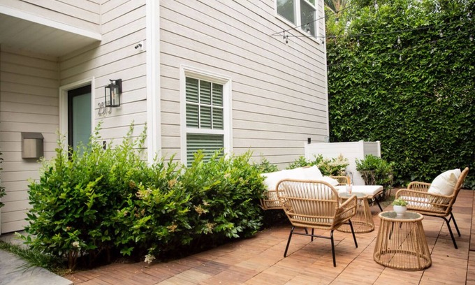Hollywoodland House | Villa in Hollywood Hills- Townhouse with Private Backyard