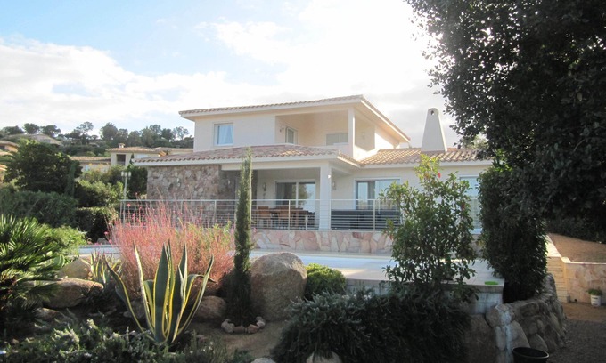 Cirendinu Villa | Villa in very good standing with swimming pool near a beautiful beach