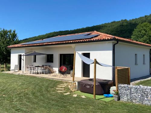Seilhan Villa | Villa jacuzzi, terrain de pétanque et aire de jeux vue sur les Pyrénées
