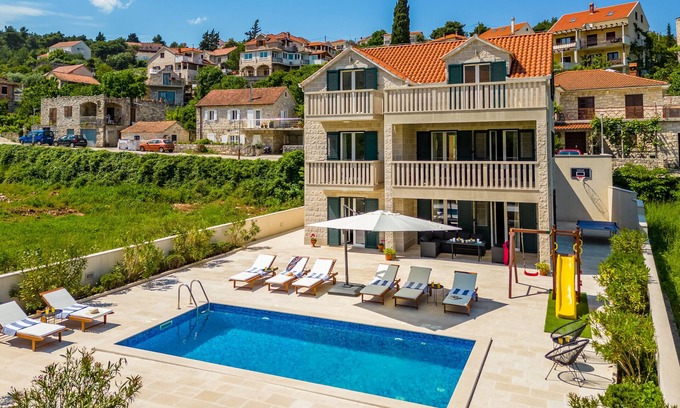 Splitska Villa | Villa Janie is the perfect accommodation for groups