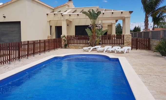 Les Tres Cales Ski Chalet | VILLA JASMI, villa 700m from the palaya