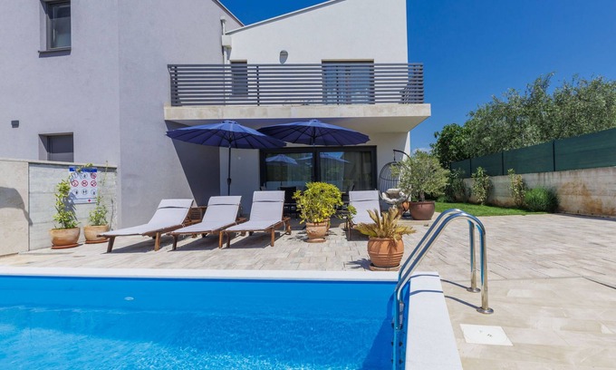 Vrznaveri House | Villa Leonardo by Interhome