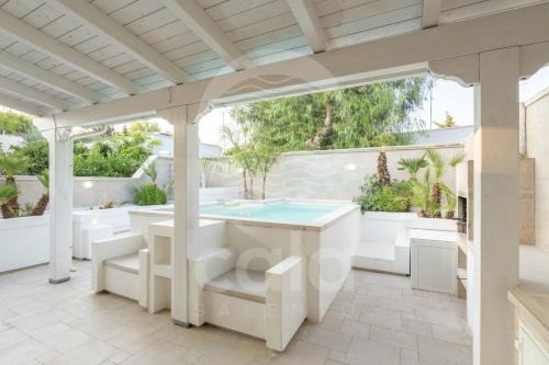 Torre Lapillo House | Villa Lux Bacino Grande - piscina privata By Cala Salento