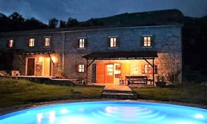 Lupoglav Villa | Villa Millefoglie, a nature park retreat