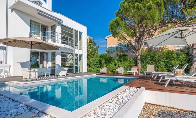 Dramalj Villa | Villa mit Pool und Whirlpool