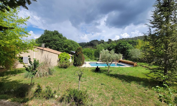 Cadenet Villa | Villa 'Piscine Climatisée' with Mountain View, Wi-Fi and Air Conditioning