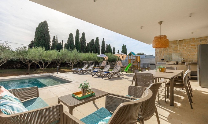 Galizana Villa | Villa San Zusto, 1600 m2 plot area, heated pool with hydromassage zone