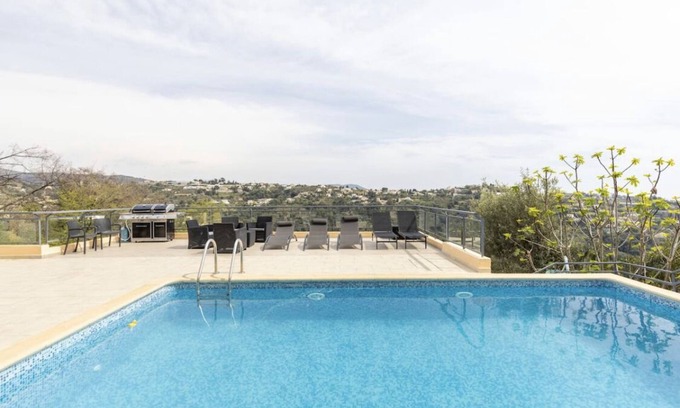Nice Villa | Villa Spacieuse Avec Piscine Proche de la Promenade Des Anglais
